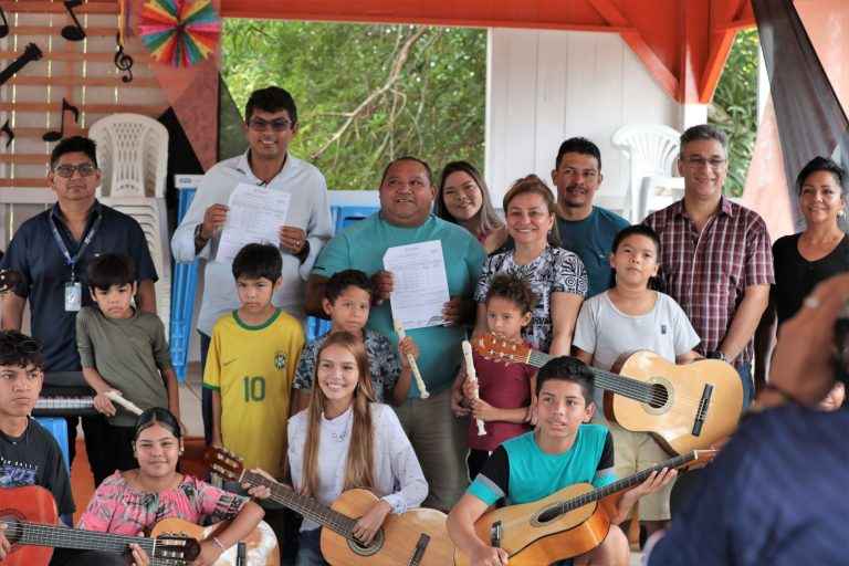 Governo do Amazonas entrega instrumentos musicais na comunidade Tumbira