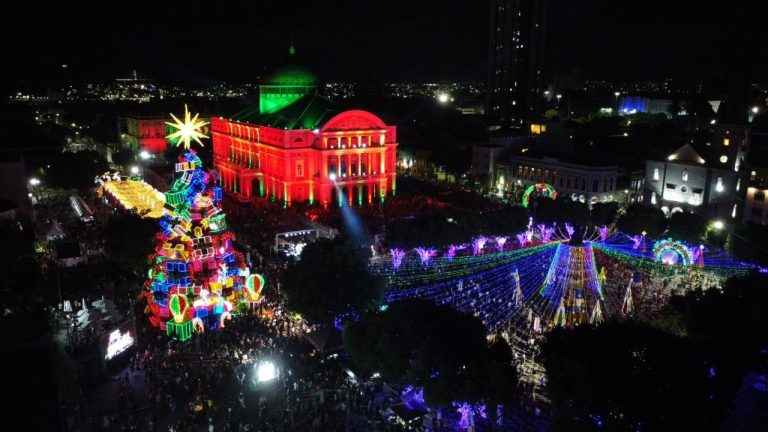<em>Luzes, música e emoção: “O Mundo Encantado do Natal” recebeu 20 mil pessoas na noite de estreia, no Largo de São Sebastião</em>