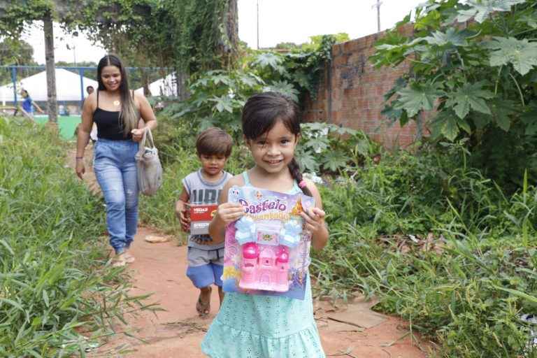 Zona leste de Manaus recebe ‘Natal Itinerante’ com apresentações artísticas e distribuição de brinquedos