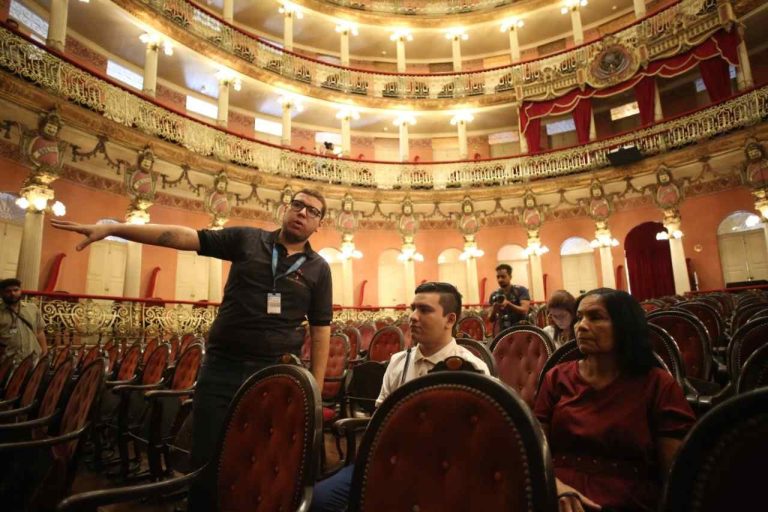 <em>Visita guiada no Teatro Amazonas é opção para alunos durante o período de férias</em>