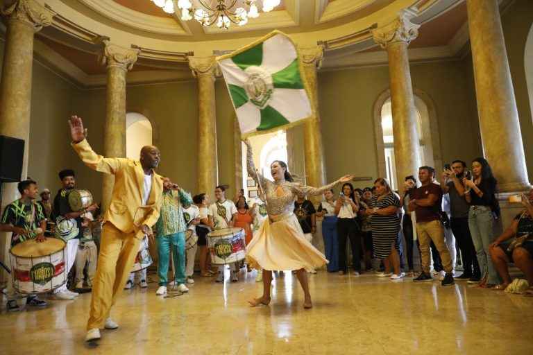 <em>Sarau Carnavalesco leva alegria da temporada ao Teatro Amazonas</em>