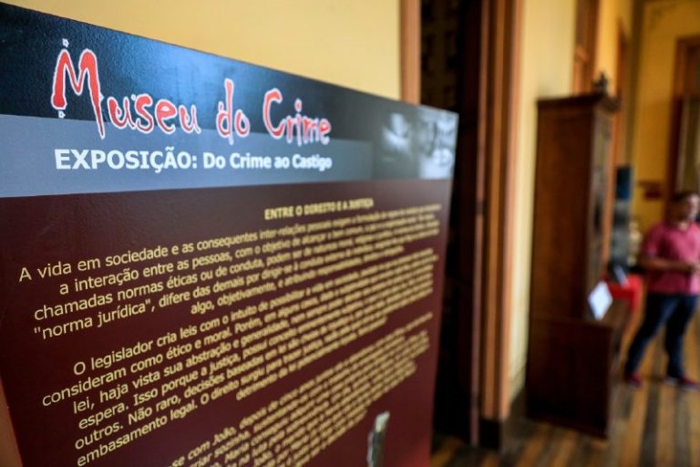 Museu do Crime chama atenção de visitantes por acervo e estrutura preservada no Palácio da Justiça