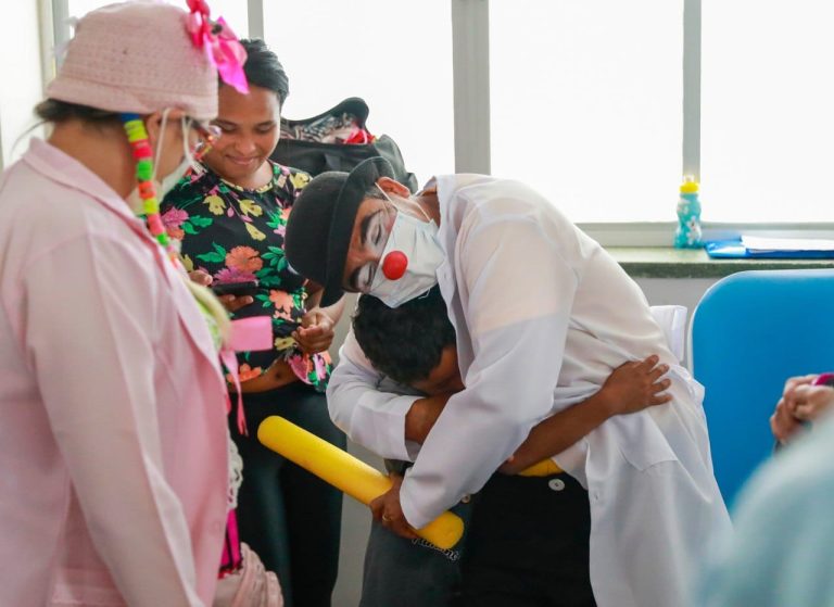 <em>Artistas levam a alegria do circo para pacientes de hospitais infantis públicos de Manaus</em>