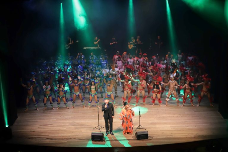 Governo do Estado une Bois-Bumbás à Amazonas Filarmônica em memorável show no palco do Teatro Amazonas