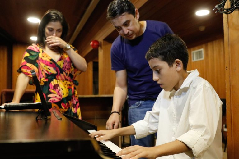 Aluno do Liceu Cláudio Santoro realiza sonho de tocar piano no Teatro Amazonas, em ensaio da Filarmônica