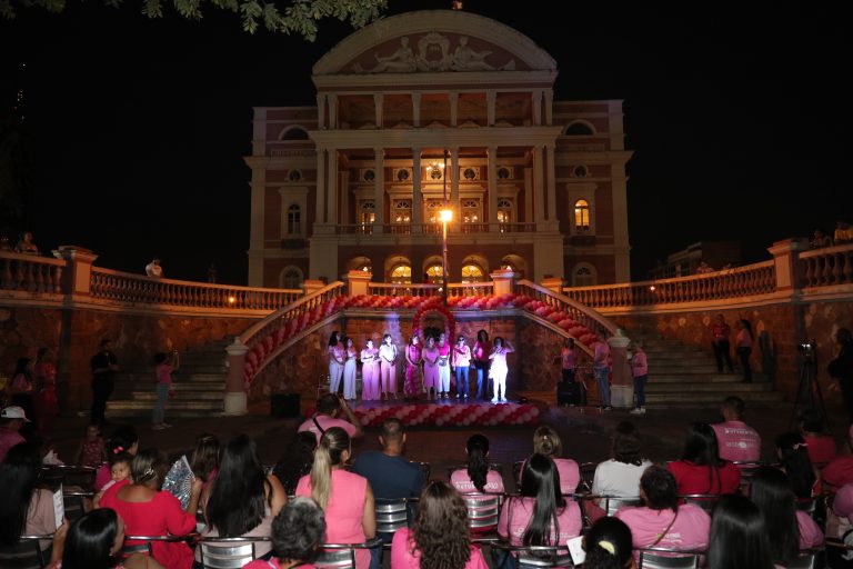Governo do Estado abre o Outubro Rosa iluminando o Teatro Amazonas