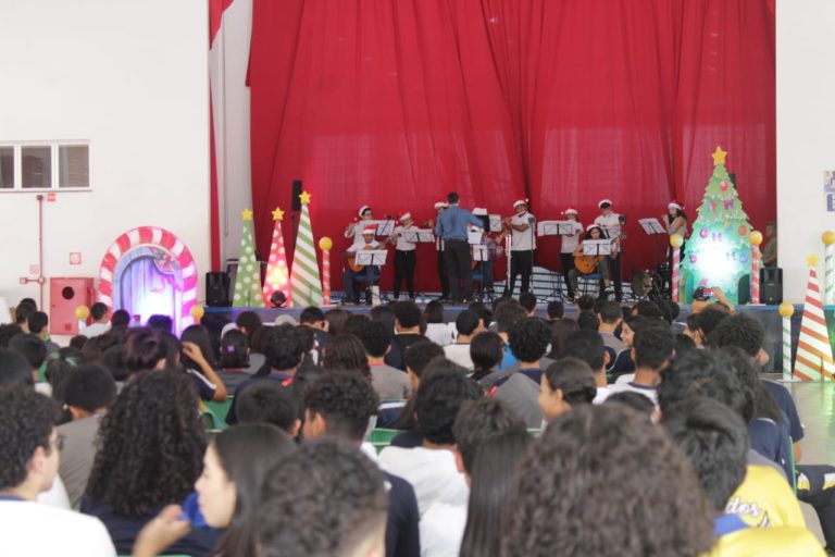 Governo do Amazonas leva o ‘Mundo Encantado do Natal’ para escolas da rede pública