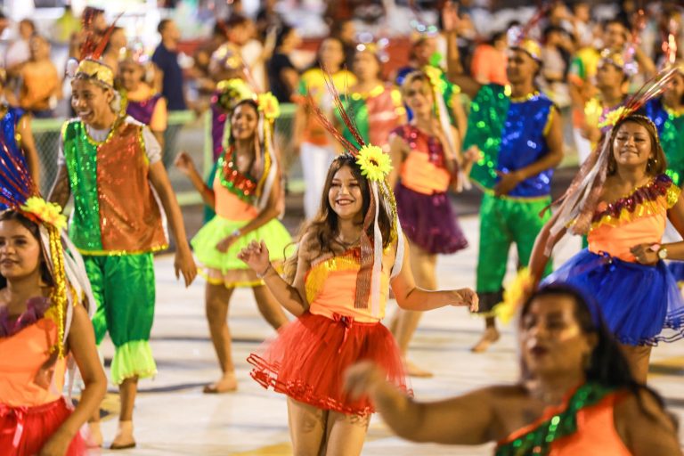 Carnaval na Floresta: Escolas de samba do acesso B apostam na diversidade de temas nos desfiles do Sambódromo
