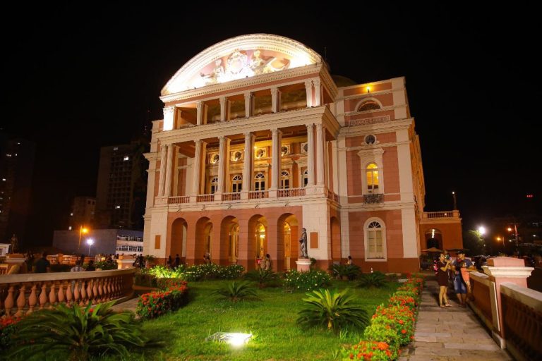 Solistas da Orquestra de Violões do Amazonas e Orquestra Sinfônica do Instituto Boa Vista de Música se apresentam no Teatro Amazonas