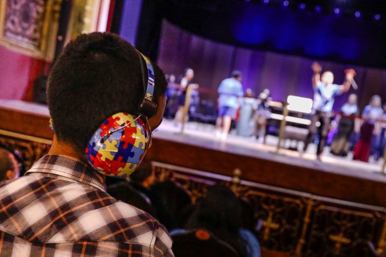 Teatro Amazonas celebra ‘Abril Azul’ com concerto especial para público com Transtorno do Espectro Autista