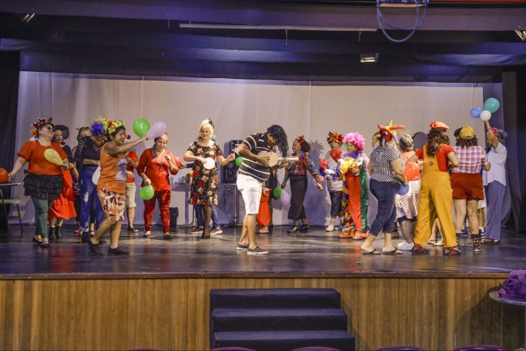 Liceu de Artes e Ofícios Claudio Santoro promove curso de teatro, coral e dança para o público 50+