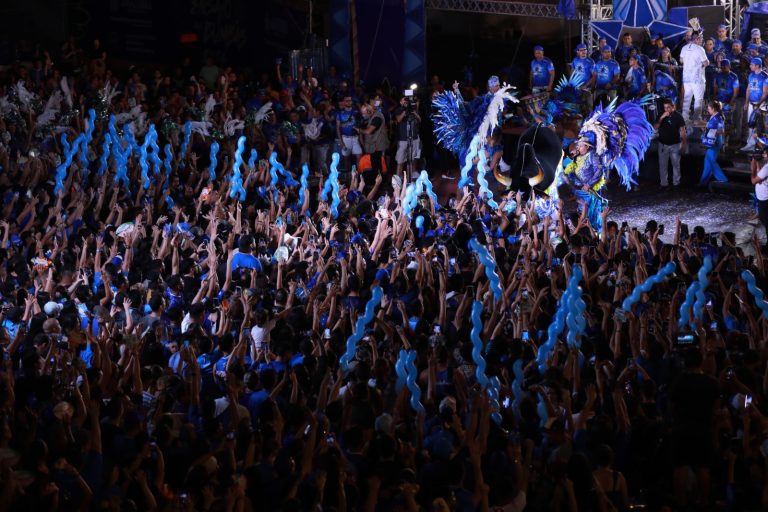 Torcida azulada lota o Sambódromo no lançamento do álbum “Cultura – O Triunfo do Povo”