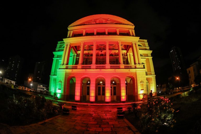 Teatro Amazonas recebe iluminação com as cores da bandeira do Rio Grande do Sul