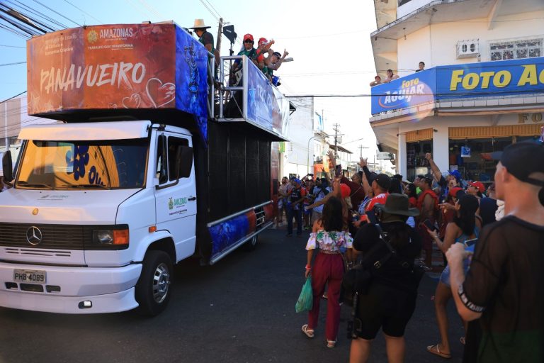Festival de Parintins 2024: Trio Panavueiro leva boi-bumbá pelas ruas de Parintins pela primeira vez na atual temporada
