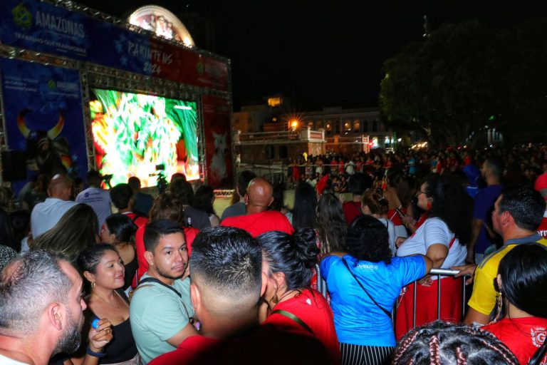 Mais de 1,5 mil torcedores lotam Largo de São Sebastião na transmissão da 1 noite do Festival de Parintins