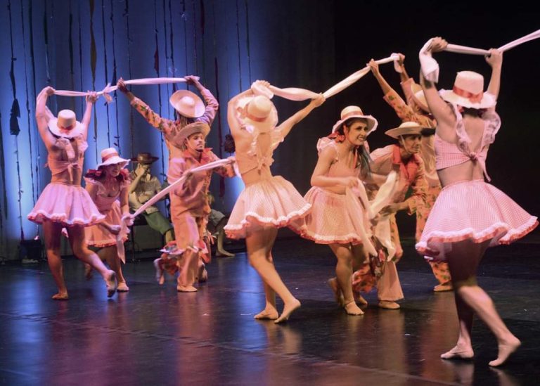 Balé Folclórico apresenta espetáculo ‘Folguedos 10 anos’ simulando um grande arraial no Teatro Amazonas