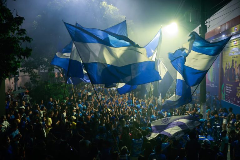 Festival de Parintins 2024: Boi de Rua arrasta multidão azulada do Caprichoso pelas ruas até o Bumbódromo