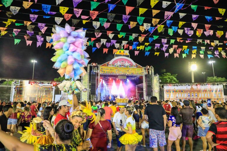Espetáculos, shows musicais, festival folclórico e roda de conversa agitam o fim de semana no agendão cultural