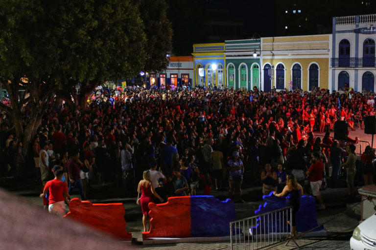 Festival de Parintins 2024: Galeras do Caprichoso e do Garantido reúnem-se no Largo São Sebastião para assistir a última noite