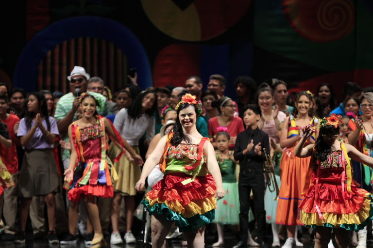 ‘Ritmos e cores pela inclusão’: As artes sem diferenças no palco do Teatro Amazonas