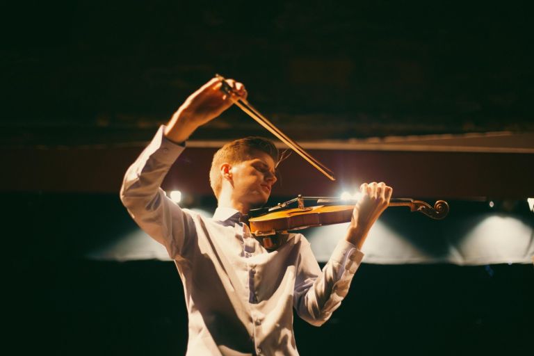 Teatro Amazonas recebe concerto para violino da Amazonas Filarmônica com participação especial