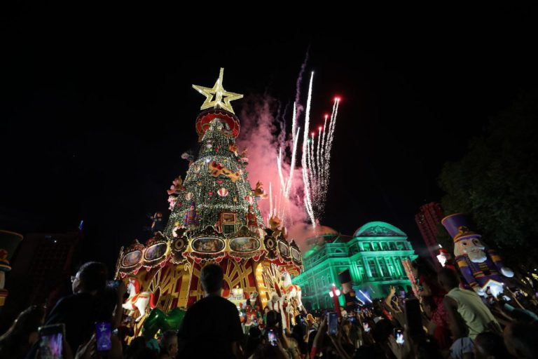 Multidão lota Largo de São Sebastião para acompanhar abertura oficial da temporada natalina