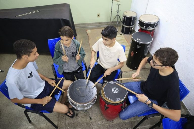 Alunos do curso de percussão do Liceu Claudio Santoro se empenham ao som de ritmos variados