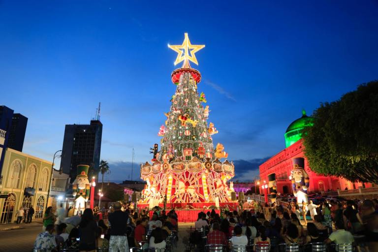 O Mundo Encantado do Natal marca o último dia de apresentações no Largo de São Sebastião e celebra o espírito natalino