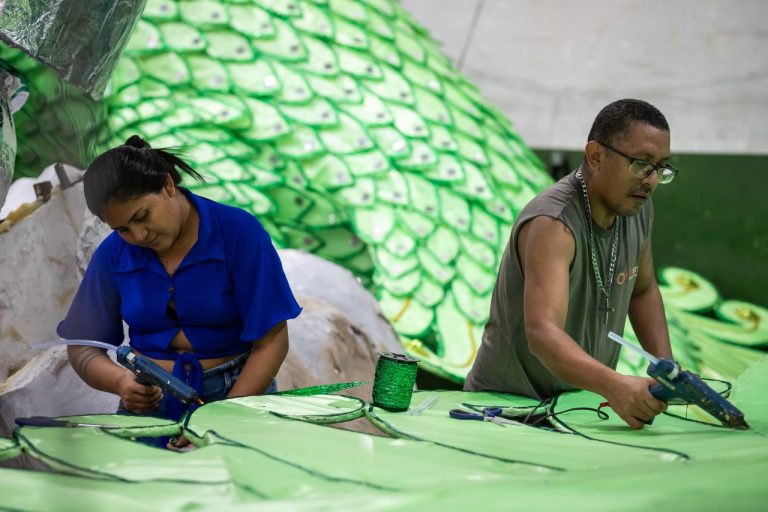 Carnaval na Floresta 2025: Geração de emprego e renda é realidade nos barracões das escolas de samba