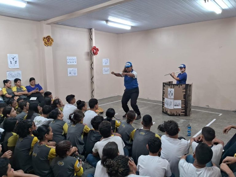 Peça ‘Operária’ leva ao palco o cotidiano dos trabalhadores em apresentação especial no Teatro Gebes Medeiros