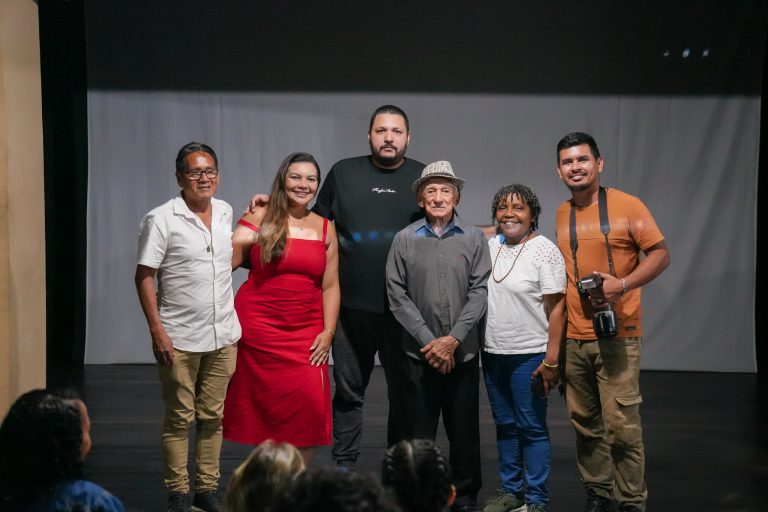 Documentário ‘DaSilva DaSelva’ emociona público em exibição no Teatro Gebes Medeiros