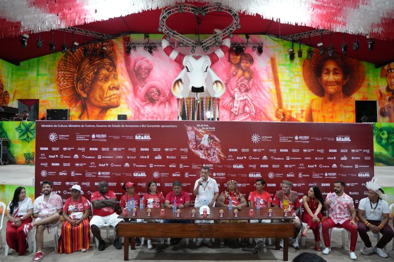 Festival de Parintins 2025: Boi Garantido destaca resistência e identidade popular em projeto de arena