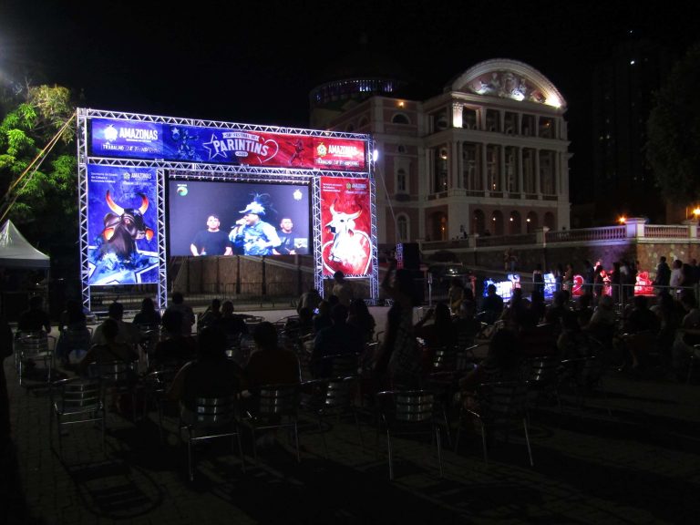 Festival de Parintins 2025:  Transmissão da Festa dos Visitantes reúne torcedores e turistas no Largo São Sebastião, em Manaus