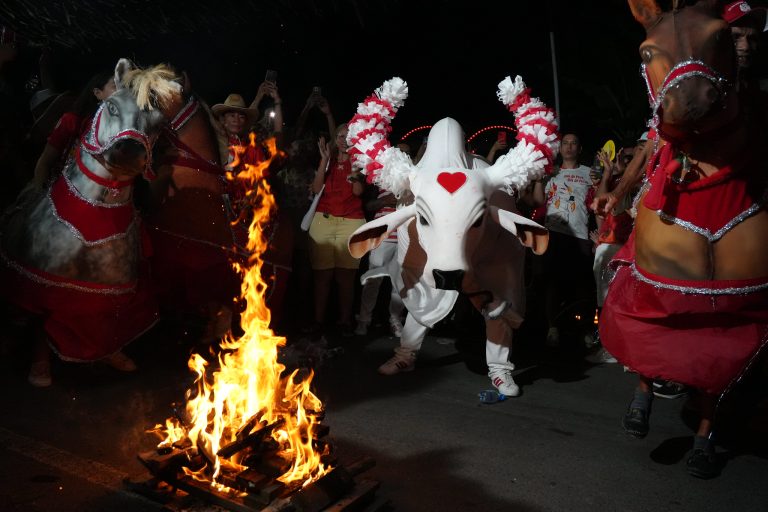 Festival de Parintins 2025: Ladainha do Boi Garantido toma as ruas de Parintins em celebração de fé e tradição