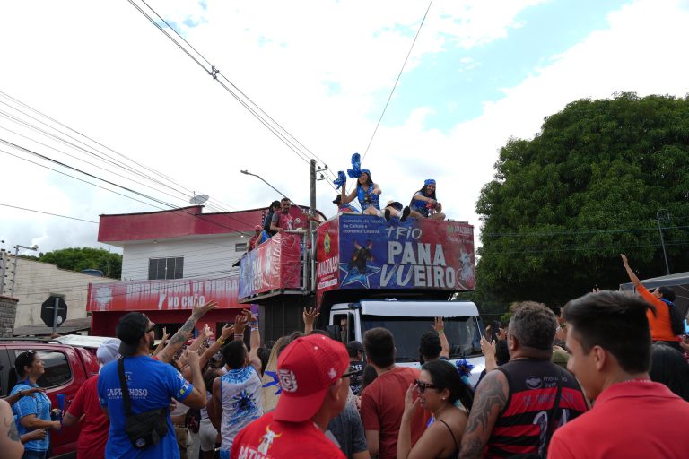 Festival de Parintins 2025: Transmissão da primeira noite do Festival de Parintins no Largo de São Sebastião agita torcedores dos bumbás