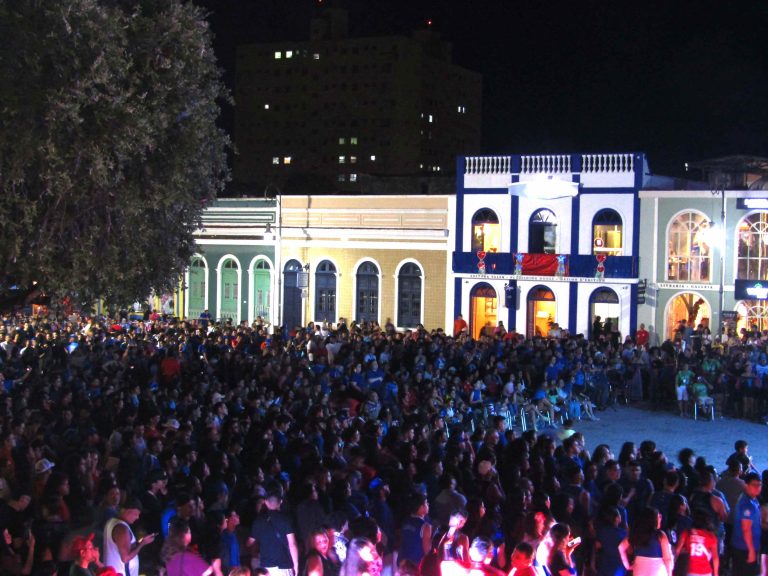 Festival de Parintins 2025: Transmissão da segunda noite da festa emociona torcedores no Largo São Sebastião