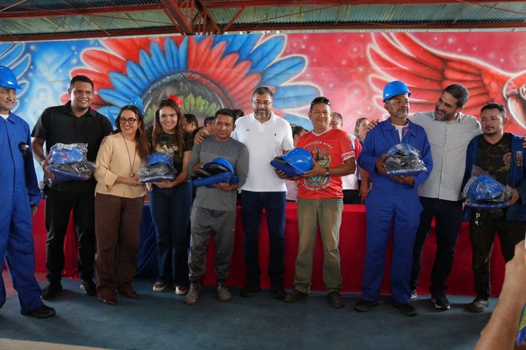 Governador Wilson Lima acompanha trabalhos das cirandas em Manacapuru e entrega EPIs e copos de água para o festival