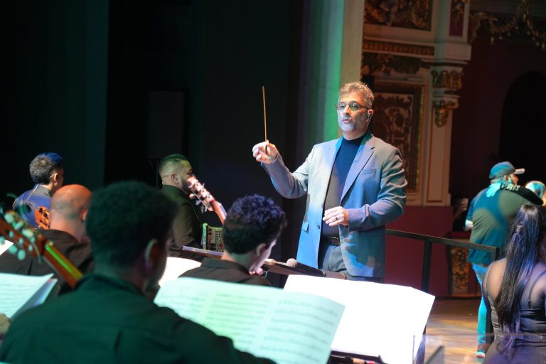 Forró pé de serra e música de concerto dividem o palco do Teatro Amazonas
