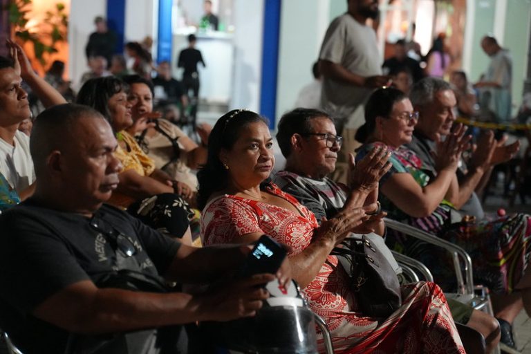 Lucilene Castro e Jean Sarrafo encantam o público em mais uma noite do Banzeiro Cabôco no Largo de São Sebastião