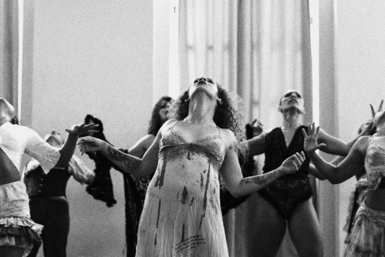 Espetáculo de dança ‘Cabaré Chinelo’ estreia no Teatro Amazonas