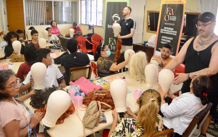 Projeto ‘Ópera nas Escolas’ leva oficina gratuita de perucaria a estudantes da rede pública em Manaus