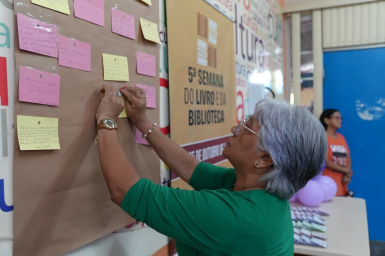 Memória e afeto guiam sarau literário com idosos na 5ª Semana do Livro e da Biblioteca