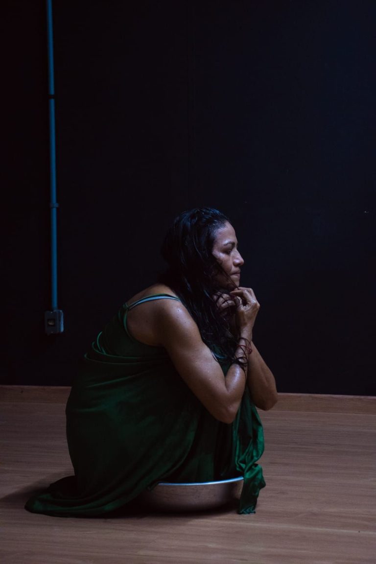 ‘Aquelas que me habitam’: Espetáculo sobre ancestralidade feminina amazônica estreia no Teatro da Instalação