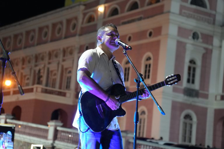 Banzeiro Cabôco agita o Largo de São Sebastião com MPB, pop rock e guitarrada