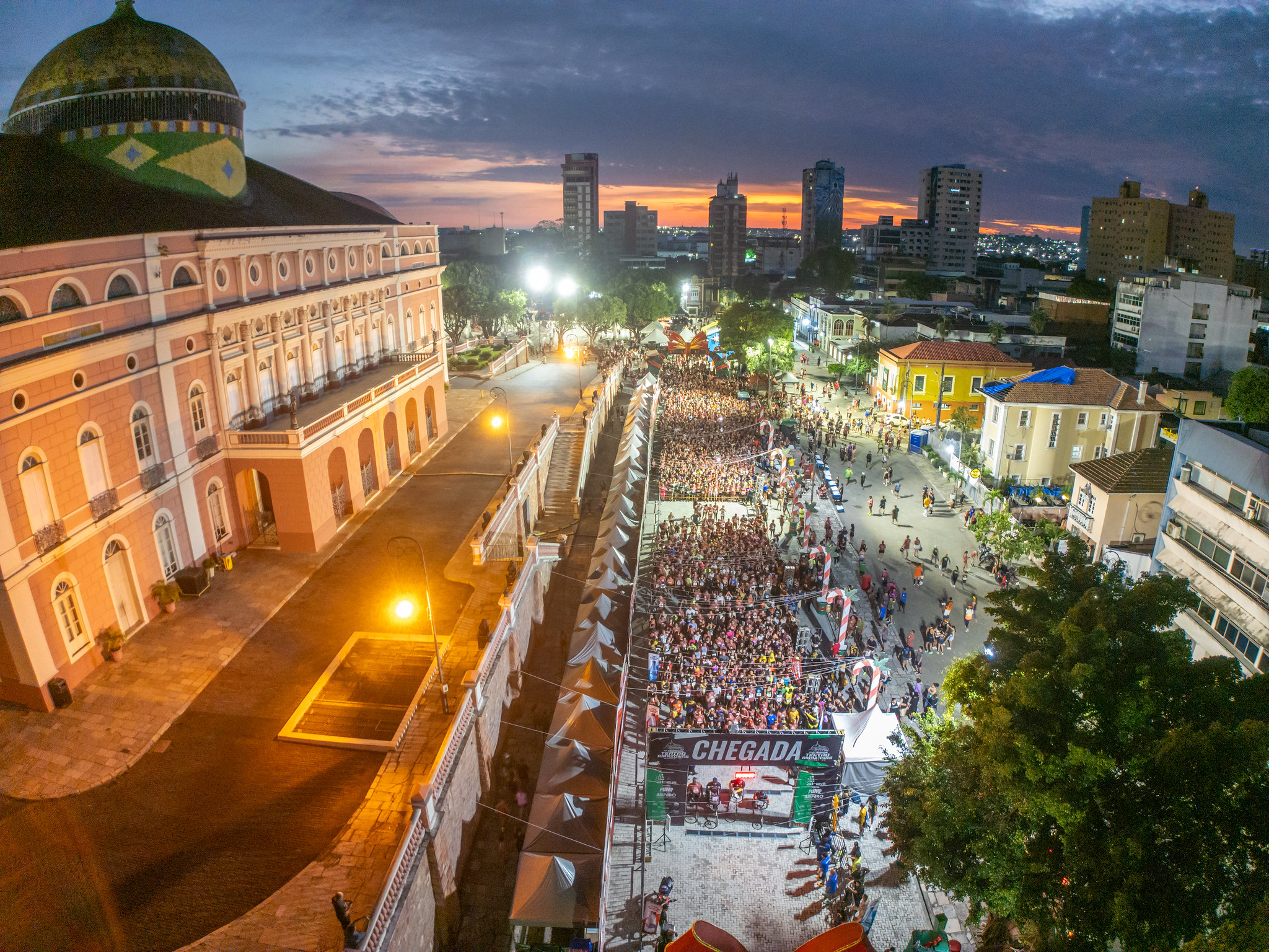 Corrida do Teatro Amazonas reúne mais de 3 mil atletas em celebração aos 129 anos do monumento