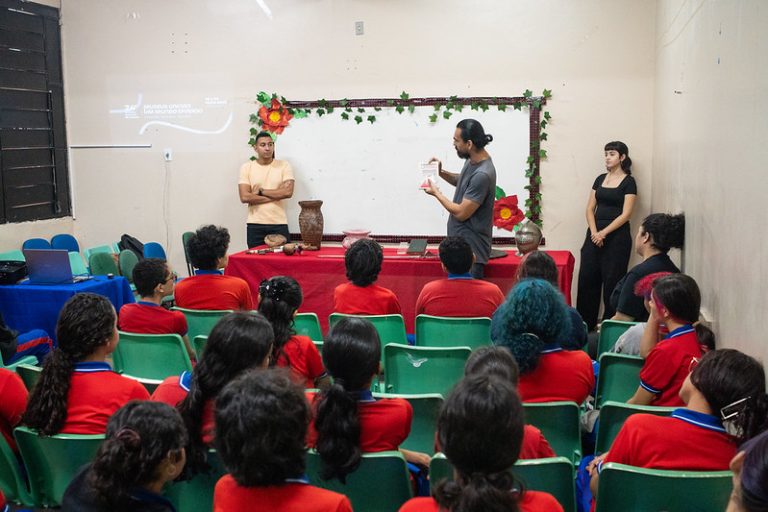 Roda de conversa leva acervos históricos para escola da rede estadual durante a 24ª Semana Nacional dos Museus 