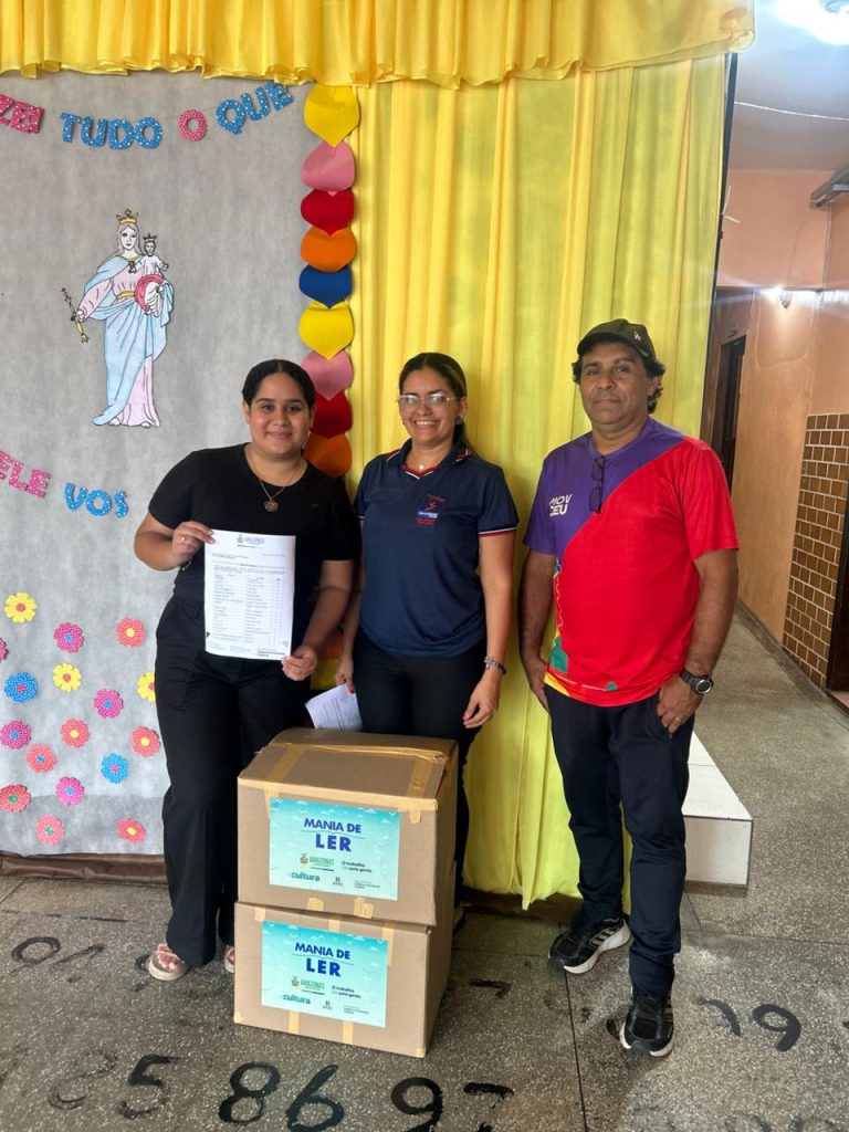 Programa Mania de Ler doa livros para escola indígena no interior da Amazonas