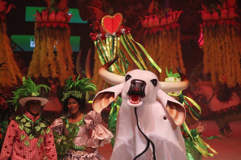 Festival de Parintins 2026: Boi Garantido encerra primeira noite com espetáculo sobre união dos povos, crenças e tradições