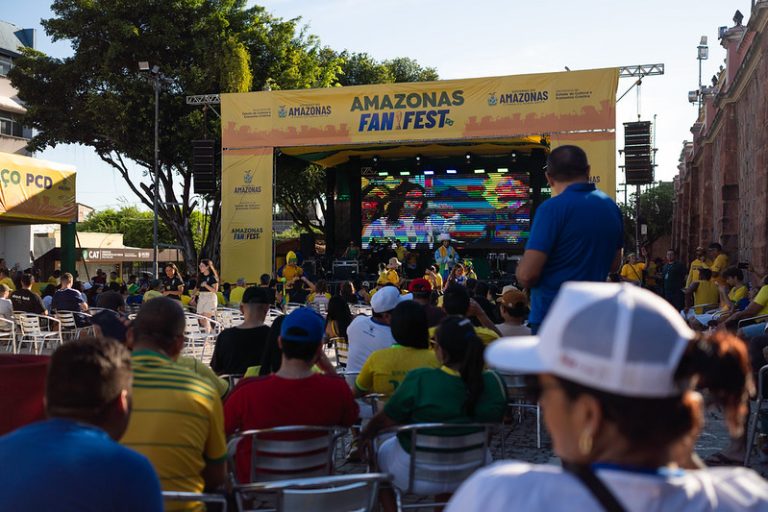 Amazonas Fan Fest reúne torcedores no Largo de São Sebastião durante vitória do Brasil sobre o Haiti
