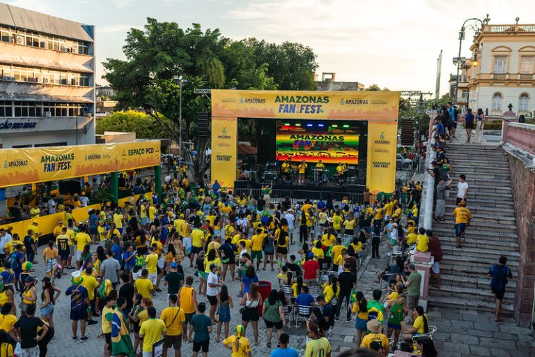 Amazonas Fan Fest reúne torcedores no Largo de São Sebastião durante vitória do Brasil sobre o Haiti